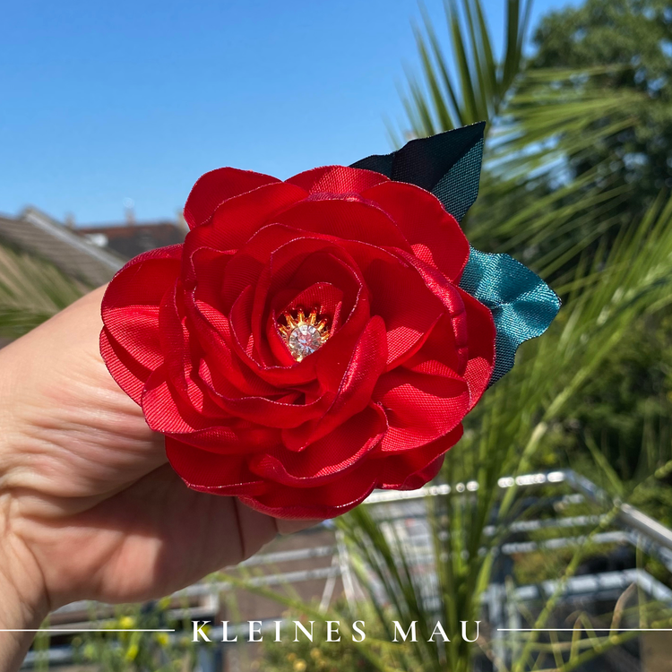 Handgefertigter Blütenhaarclip „Milonga“ mit tiefroter Rose aus Satin