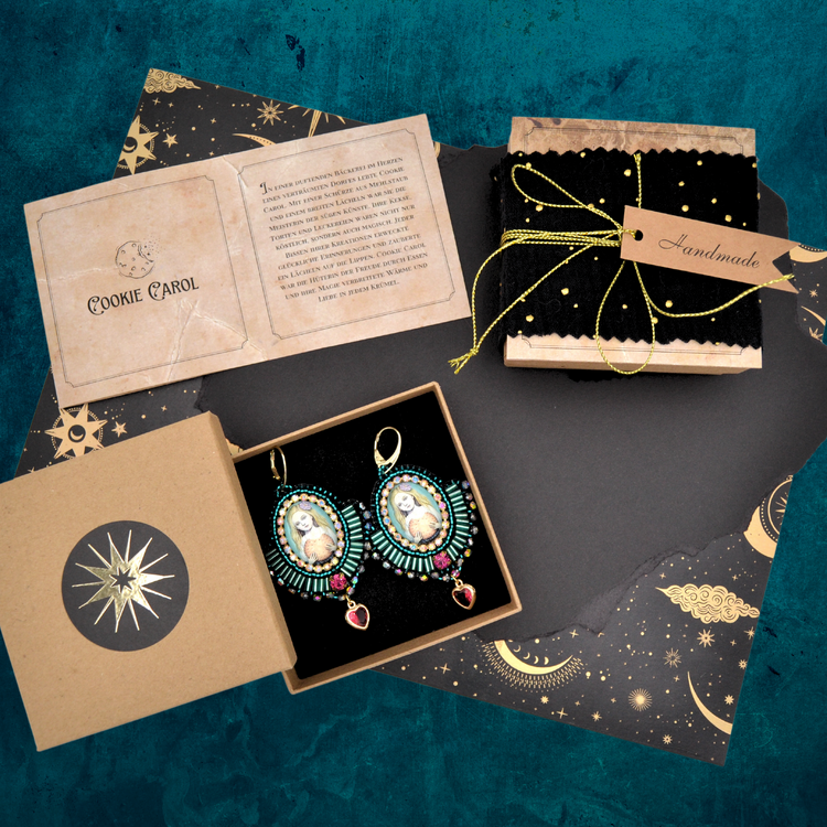 Handgestickte Perlen Ohrringe "Cookie Carol" Magic Carols Collection