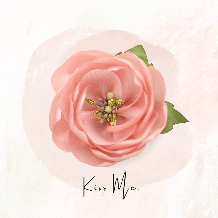 Rosa Rose fürs Haar | Blumenhaarclip "Kiss Me" mit rosa Blüte und Blättern aus Satin