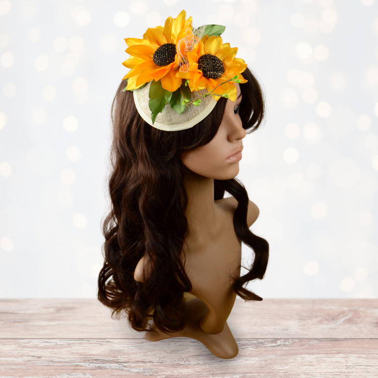 Sommerlicher Fascinator mit Sonneblumen Kleines Mau