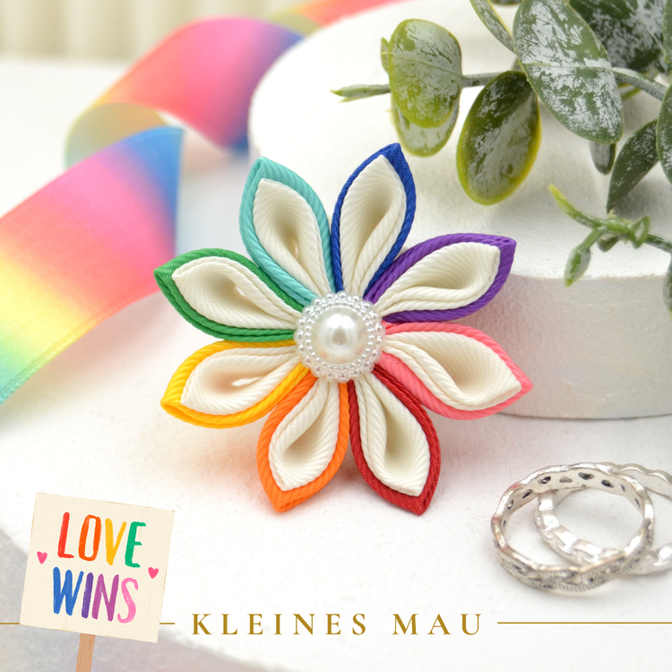 Rainbow Ivoire – PRIDE Regenbogen Blütenbrosche aus Stoff