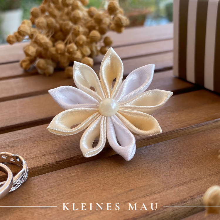 Blumenbrosche "Ivory Petals" mit Ansteckpin