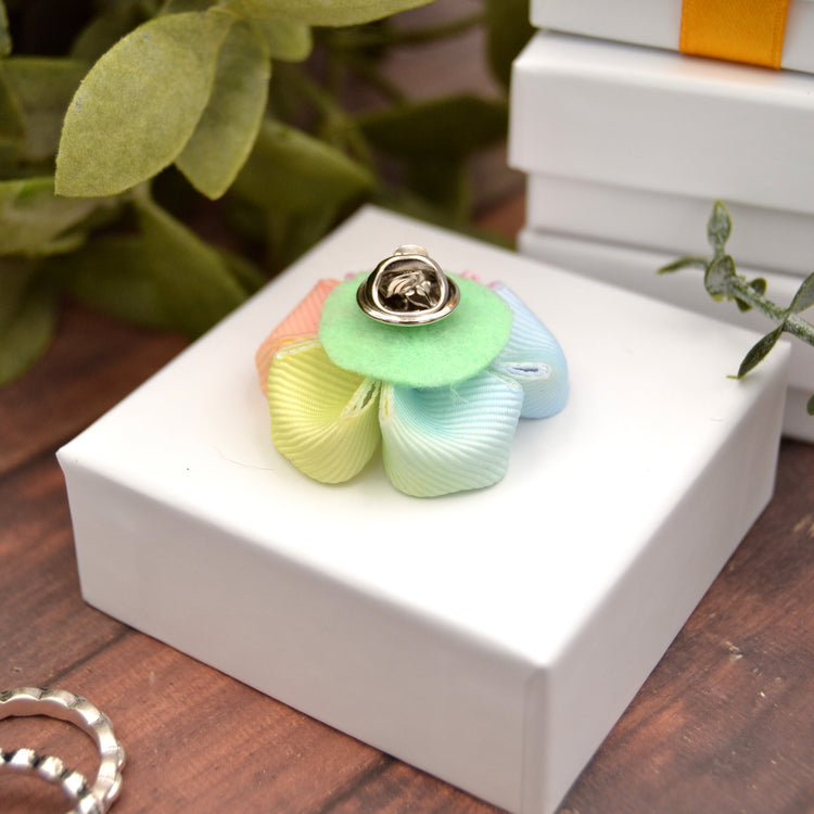 Kanzashi Brosche „Ombré Rainbow“ – handgefertigte Blüte in Pastellfarben