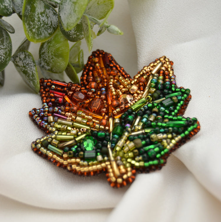 Perlenbestickte Brosche "Autumn Leaf"