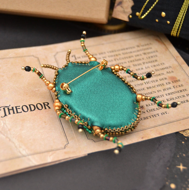 Perlenbrosche "Enchanted Theodor" Dreidimensionaler aus Perlen gesticker Käfer Magic Carols Collection