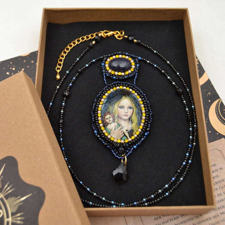 Langes Perlen-Collier "Moonlit Carol" Lange Kette mit Anhänger - Magical Carols Collection
