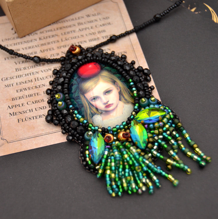 Lange Perlenkette "Apple Carol" Lange Kette miit Perlen und Cabochon Magical Carols Collection