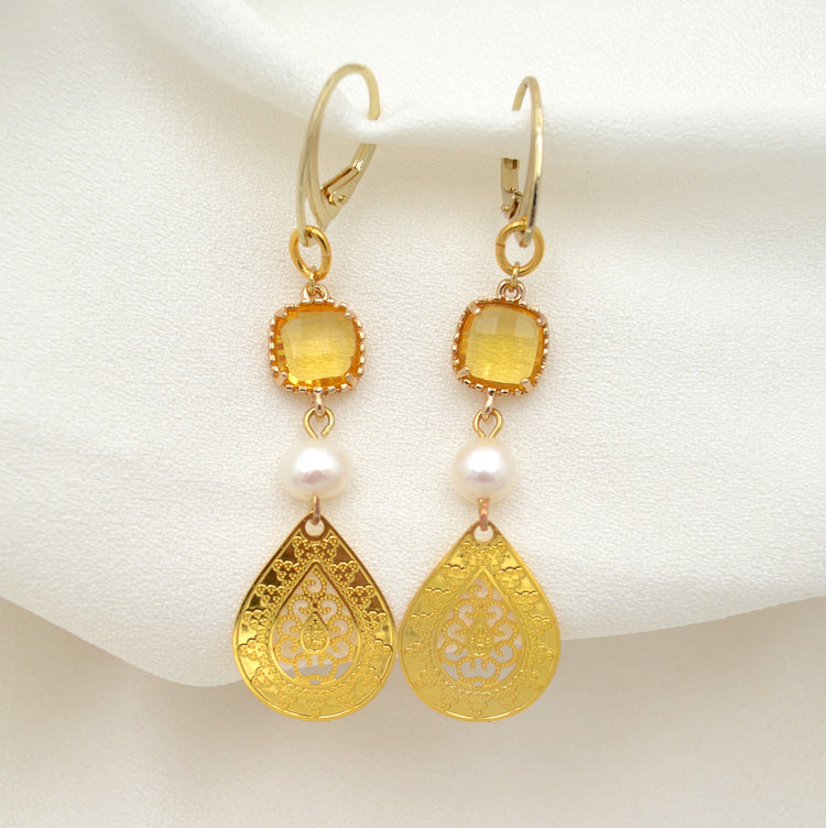 Hängeohrringe "Boho Fusion" Gold mit Süßwasserperle und ornamentalen Details
