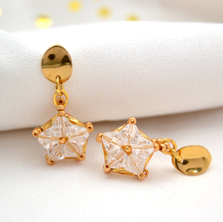 Ohrringe "Twinkle Twinkle" Goldene Ohrstecker mit Anhängern aus Perlen