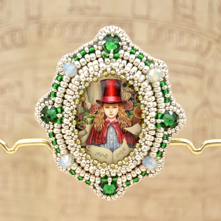 Perlenbrosche handgestickt mit Cabochon Grün Silber Rot