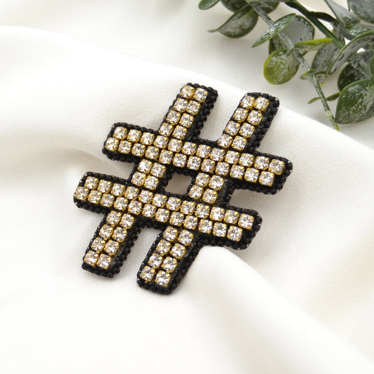 Hashtag Brosche aus Strass und perlen