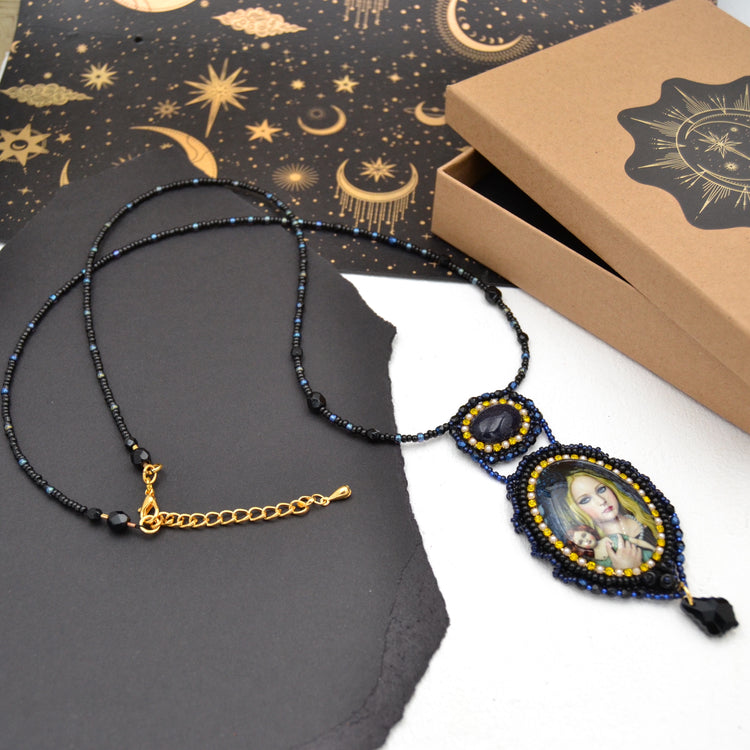 Langes Perlen-Collier "Moonlit Carol" Lange Kette mit Anhänger - Magical Carols Collection