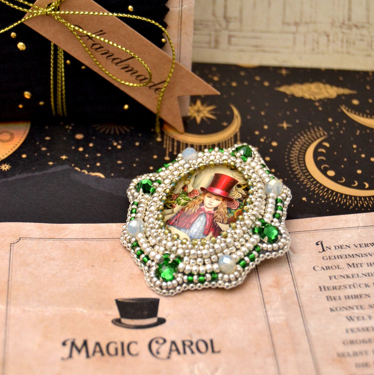 Perlen Brosche "Magic Carol" Perlenbestickte Brosche mit Mädchen - Magic Carols Collection