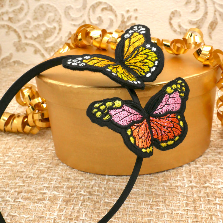 Haarreif "Papillon" aus Satin mit zwei gestickten Schmetterlingen in Rosa und Gelb