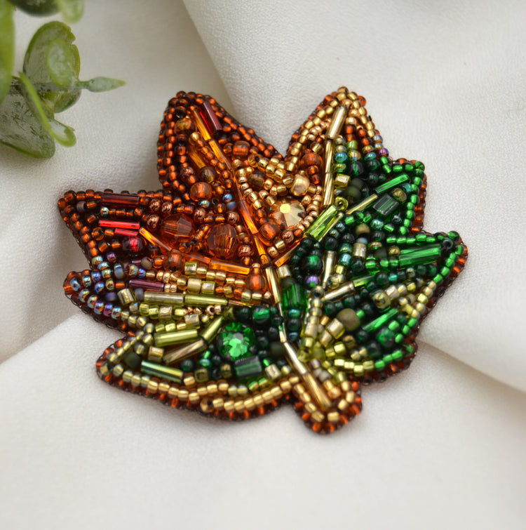 Perlenbestickte Brosche "Autumn Leaf"