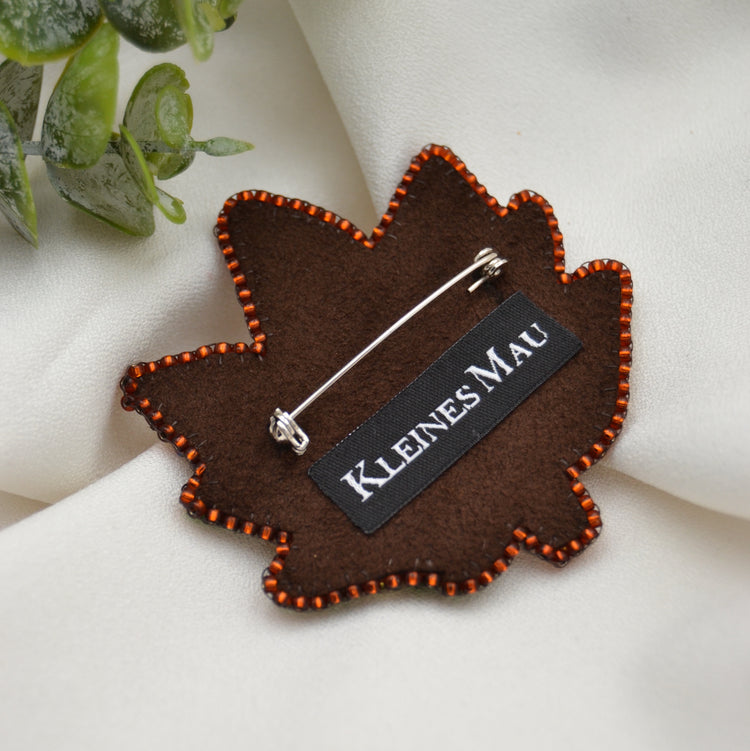 Perlenbestickte Brosche "Autumn Leaf"