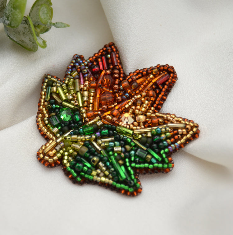 Perlenbestickte Brosche "Autumn Leaf"