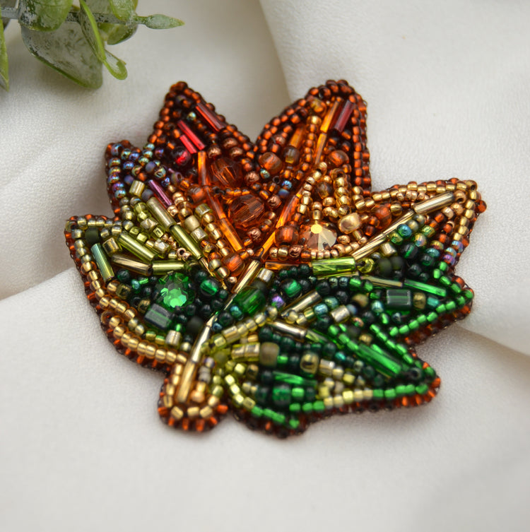 Perlenbestickte Brosche "Autumn Leaf"