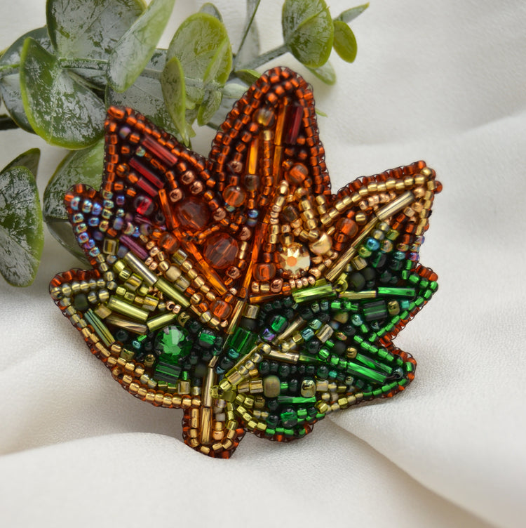Perlenbestickte Brosche "Autumn Leaf"
