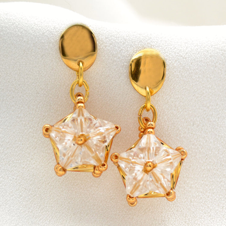 Ohrringe "Twinkle Twinkle" Goldene Ohrstecker mit Anhängern aus Perlen