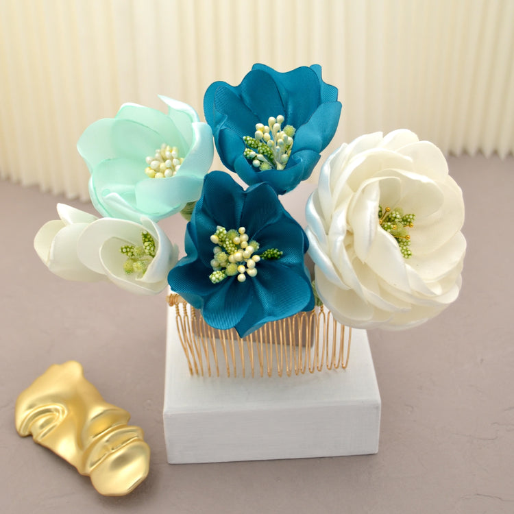 Haarkamm "Sea Breeze" mit handgefertigten Blüte aus Satin