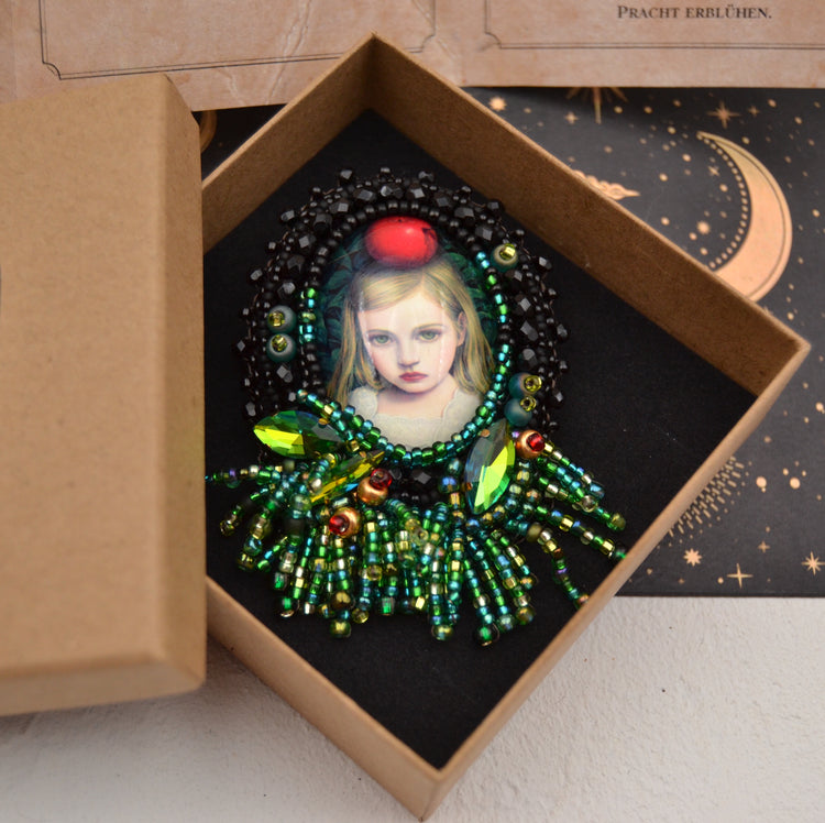 Perlen Brosche "Apple Carol" Perlenbestickte Brosche mit Fransen Dschungel Magic Carols Collection