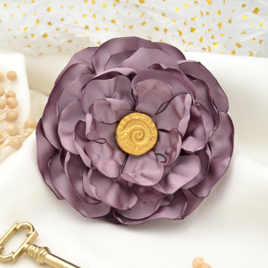 Haarclip "Louise" mit großer Blüte aus lila Satin