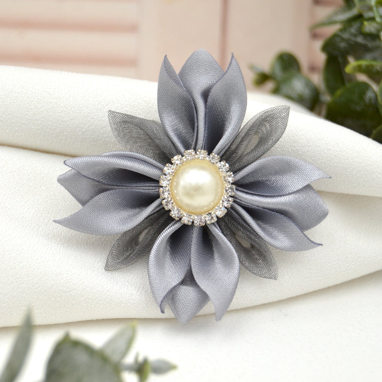 Blütenbrosche "Frosty Silver" Stoffblüte mit Broschennadel zum Anstecken