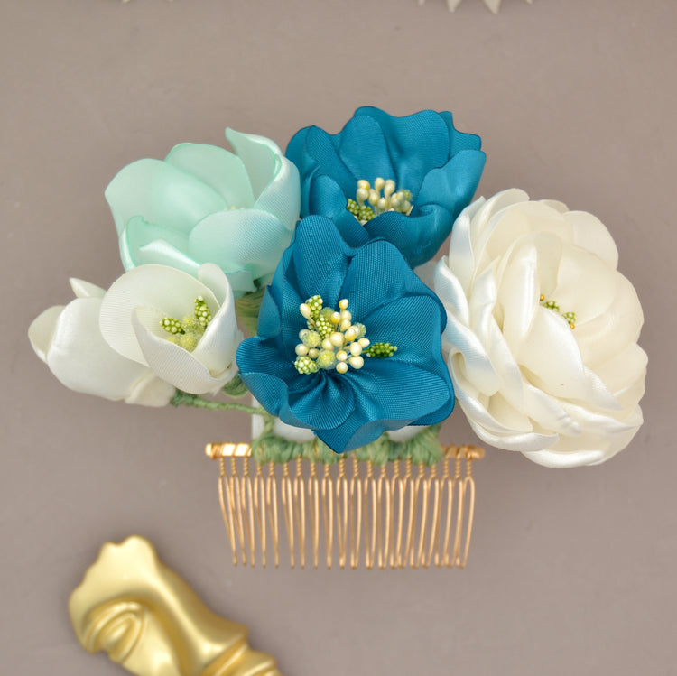 Haarkamm "Sea Breeze" mit handgefertigten Blüte aus Satin