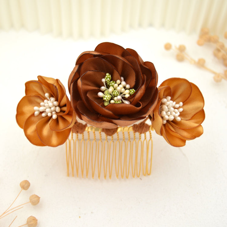Romantischer Haarkamm "Warm Beauty" mit handgefertigten Blüten in Gold und Braun