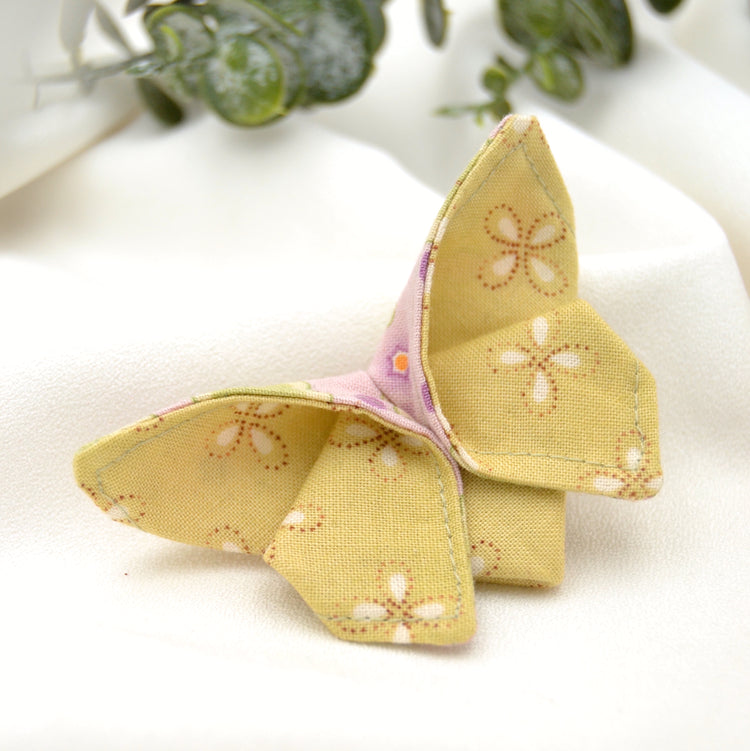 Stoff Brosche "Nora" Motte im Origami Stil Gelb mit Blumen