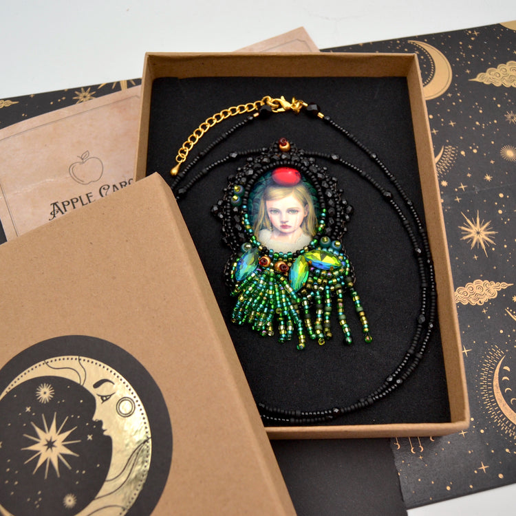Lange Perlenkette "Apple Carol" Lange Kette miit Perlen und Cabochon Magical Carols Collection