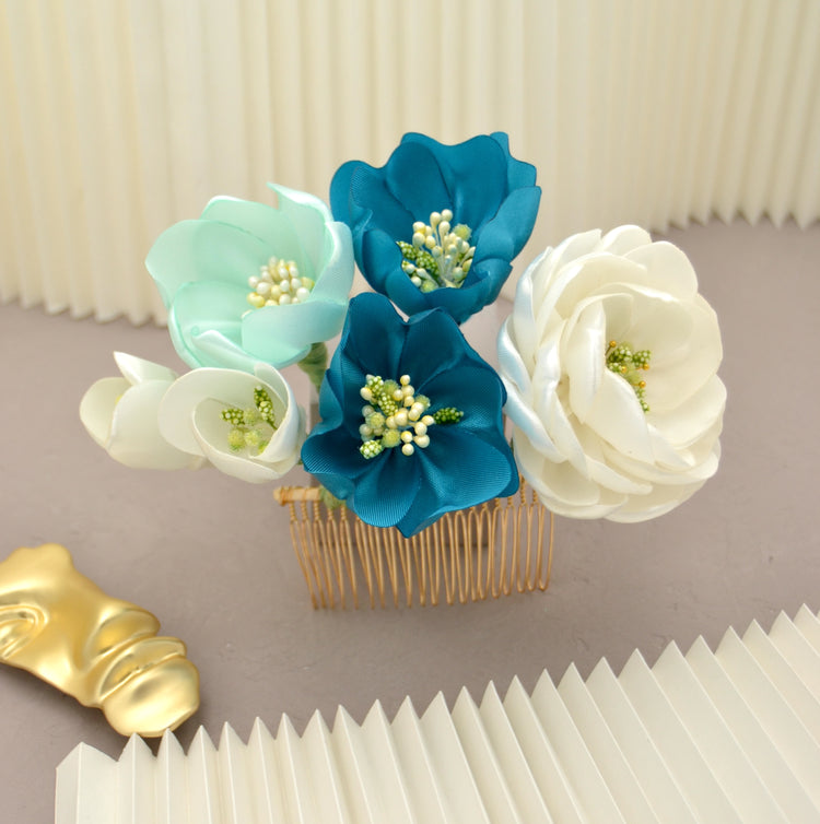 Haarkamm "Sea Breeze" mit handgefertigten Blüte aus Satin