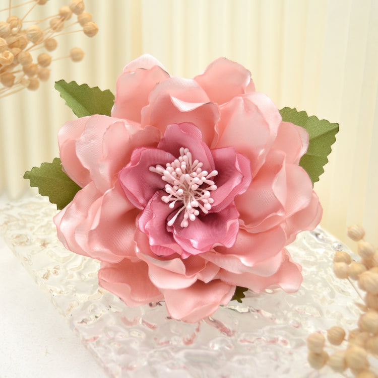 Blumenbrosche "Armande" handgefertigte Satinblüte | Rosa Blüte zum Anstecken