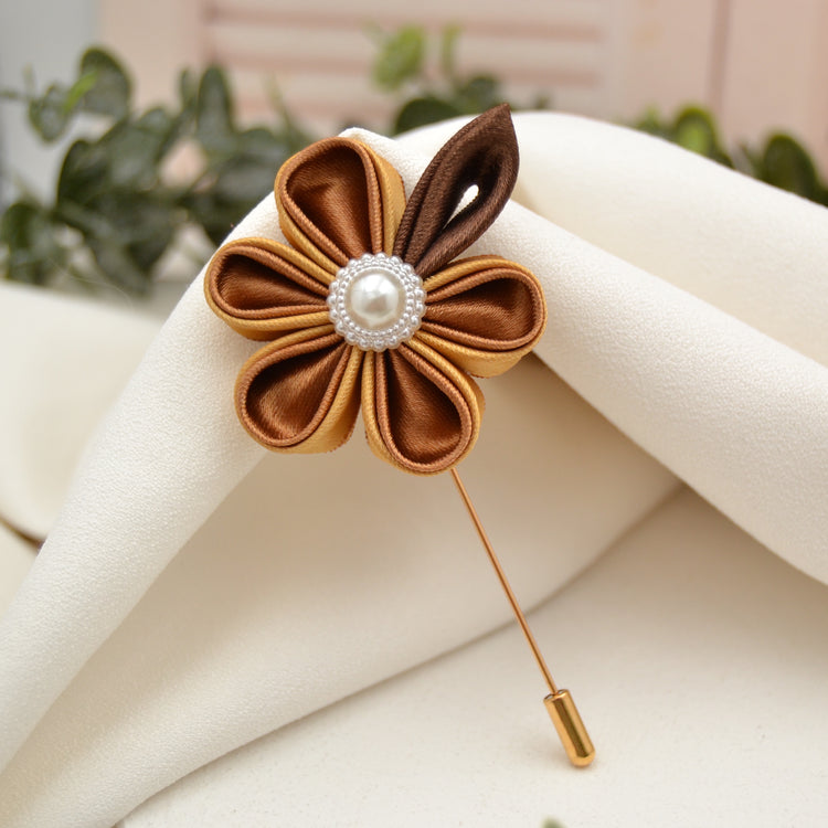 Hutnadel / Broschenadel "Cosy" - Zarte Kanzashi Blüte aus Satin in Bronze Gold und Braun