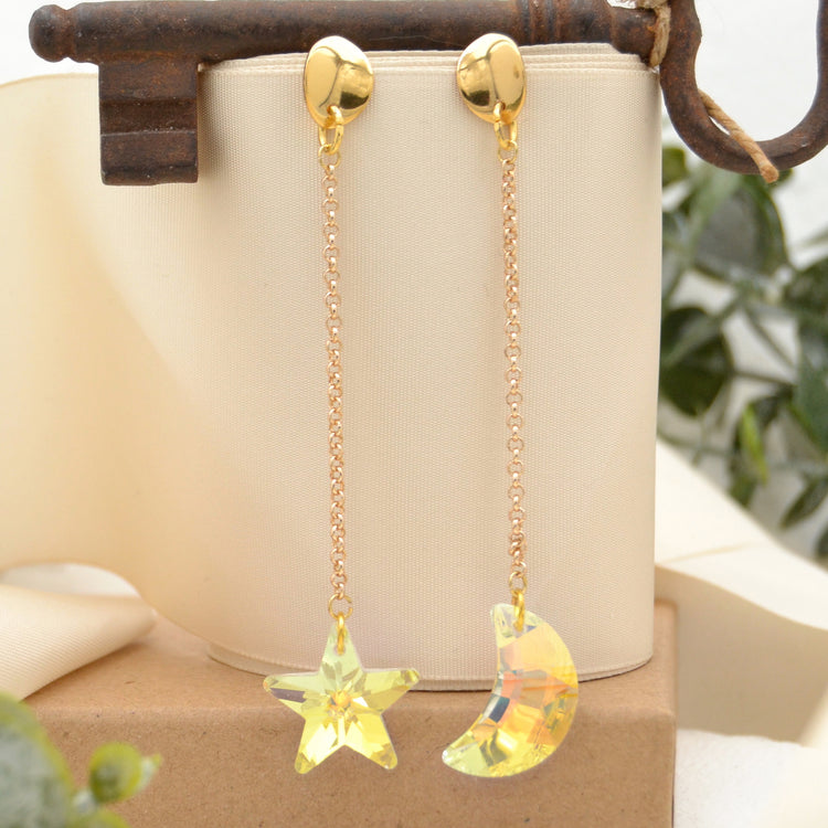 Lange Hängeohrringe "Moon&Star" Asymmetrische Paar Ohrhänger mit Mond und Stern aus geschliffenem Glas
