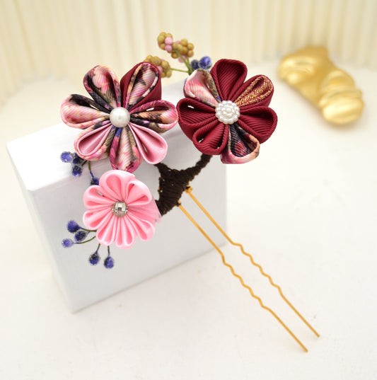 Haarnadel "Blooming" Haarschmuck mit Kanzashi Blüten und Beeren