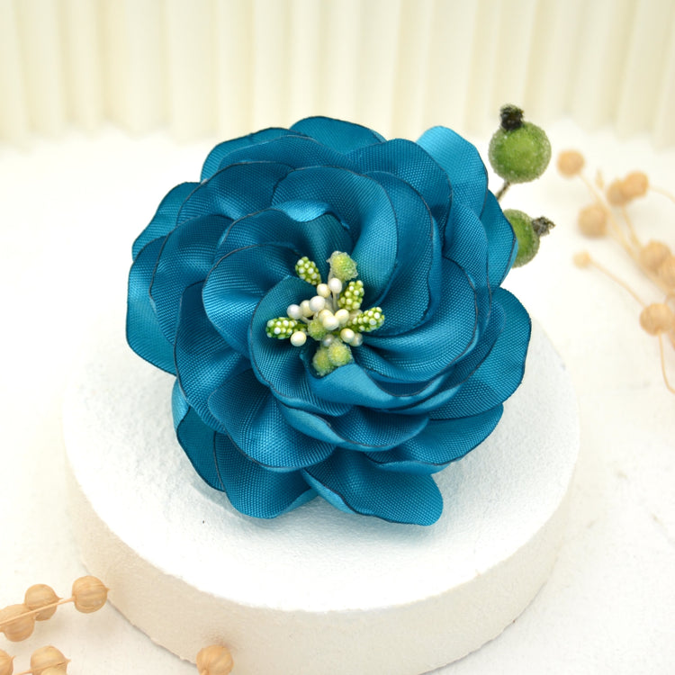 Brosche "Sea Breeze" mit handgefertigter Stoff-Blüte in Türkis