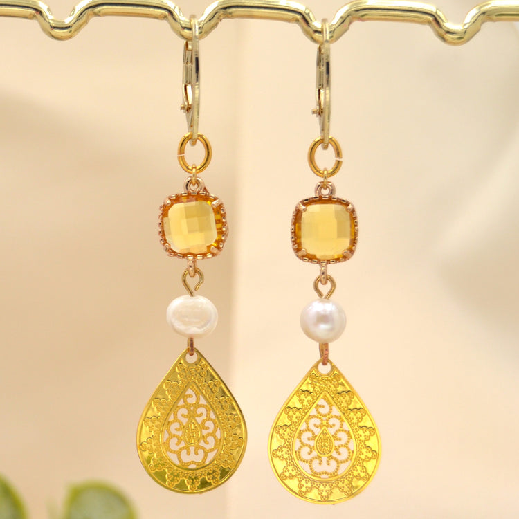 Hängeohrringe "Boho Fusion" Gold mit Süßwasserperle und ornamentalen Details