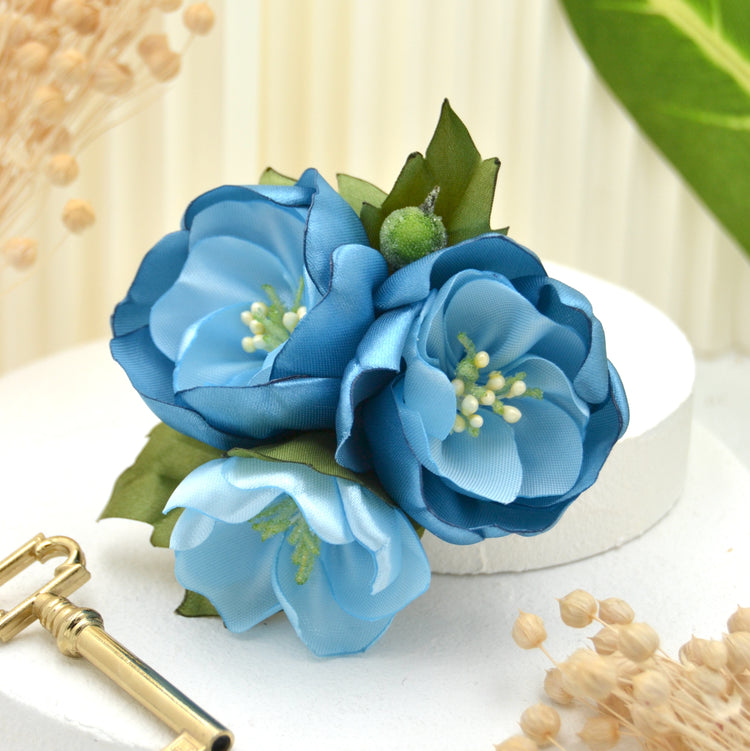 Haarclip "Something Blue" mit drei blauen Blumen aus Satin Stoff