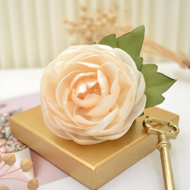 Elfenbeinfarbene Rose fürs Haar | Blumenhaarclip "Innocent" Weiße Blüte und Blättern aus Satin (Kopie)