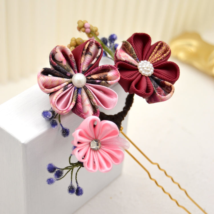 Haarnadel "Blooming" Haarschmuck mit Kanzashi Blüten und Beeren