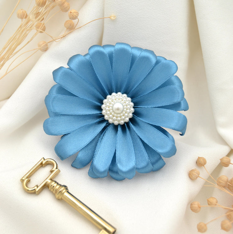 Haarclip mit blauer Gerbera aus Satin | Blütenhaarclip  "Peacful Day"