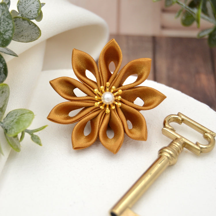 Festlicher Broschepin "Treasures"  - Goldfarbene Blume mit Broschenpin
