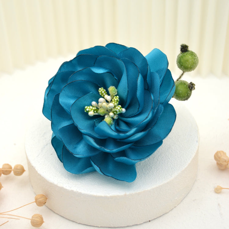 Brosche "Sea Breeze" mit handgefertigter Stoff-Blüte in Türkis