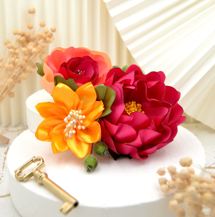 Tropischer Fascinator Haarclip "Exotic Trio" mit bunten handgefertigten Blüten aus Satin