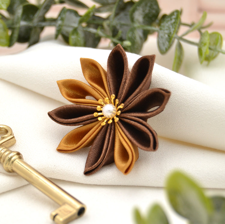 Blüten Brosche "Chestnut Star"  - Blume in Braun & Gold mit Broschenpin