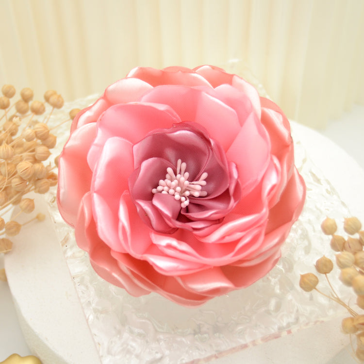 Große rosa Satin Blumenbrosche "Valerie | Handgefertigte Blüte zum Anstecken