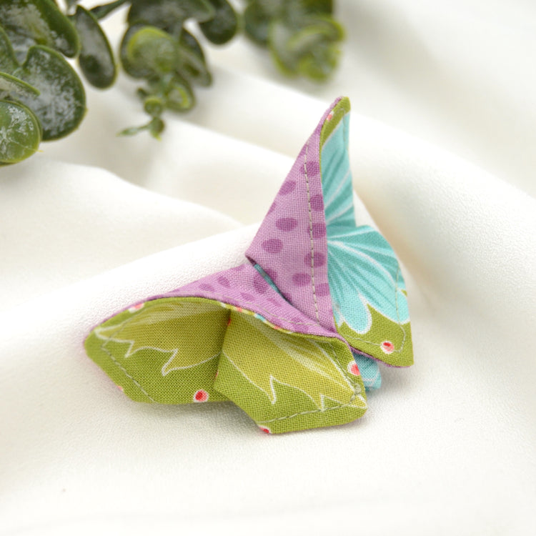 Stoff Brosche "Corinne" Motte im Origami Stil