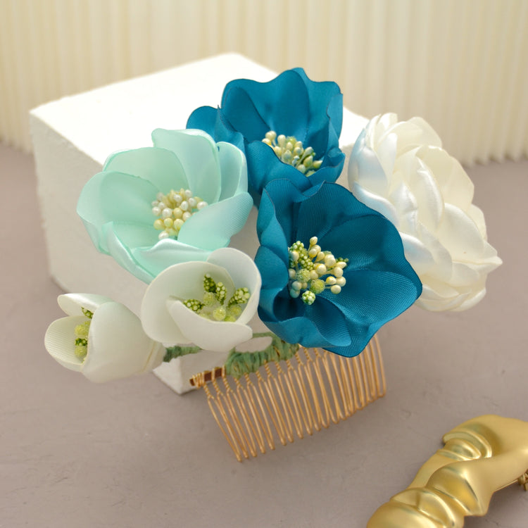 Haarkamm "Sea Breeze" mit handgefertigten Blüte aus Satin